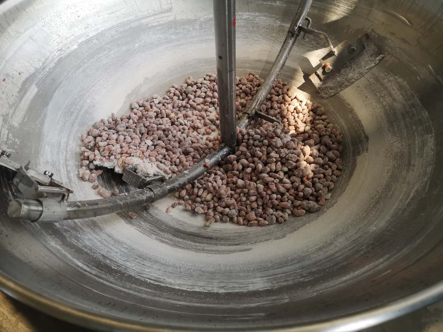 Peanuts turning sugar heating wok